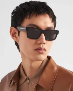 Hombre Prada GAFAS DE SOL^Gafas De Sol Con Una Icónica Placa De Metal